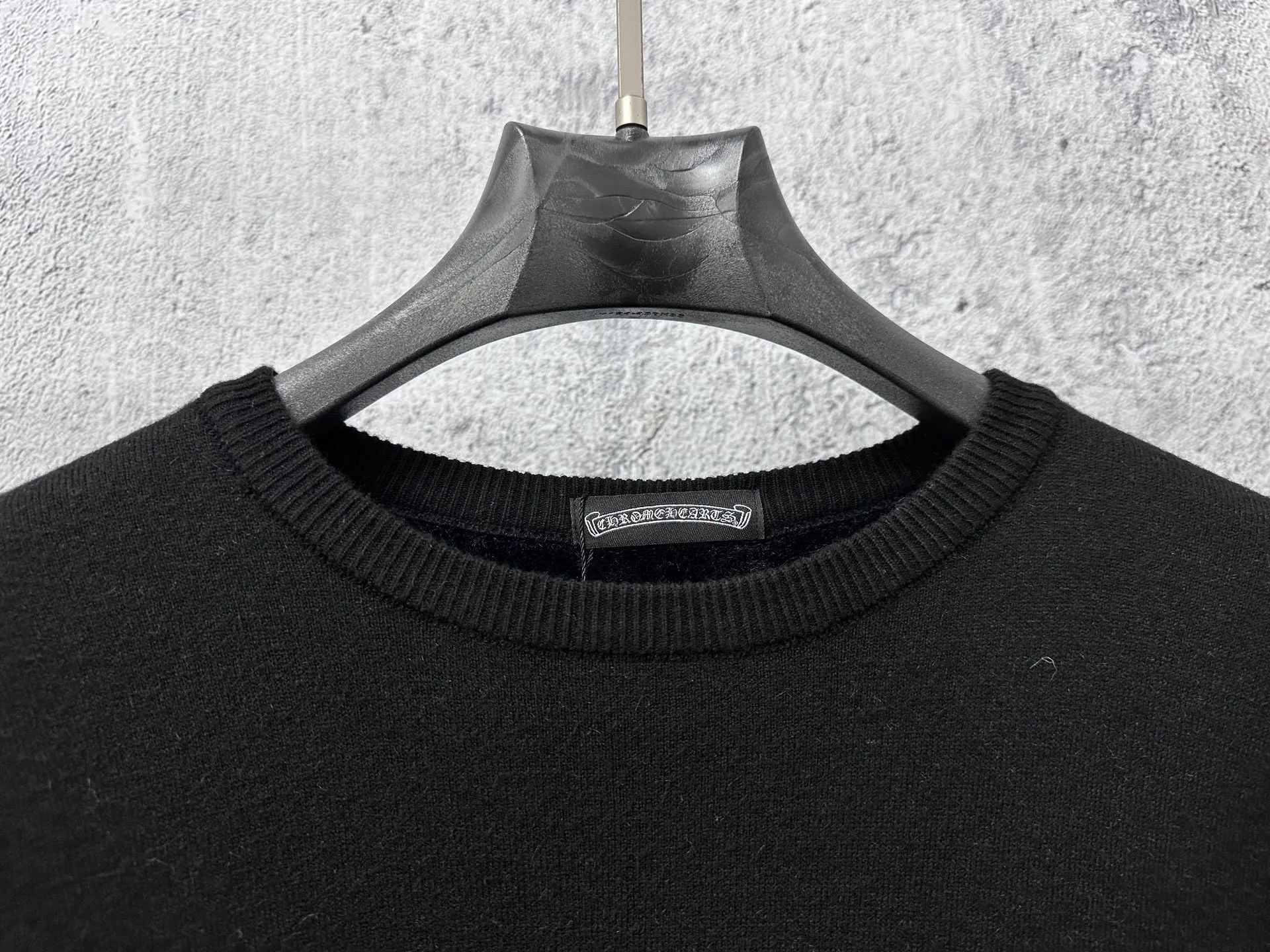 P300 [Chrome Hearts] Chrome Hearts 2025 new autumn and winter knitted fleece sweater is simple and elegant, easy to match and versatile, extremely high-grade, perfectly integrated into fashion and style, a top fashionable style that is perfect for outer wear! The whole thing gives people a natural feeling! The ultimate classic versatile short-sleeved T-shirt, using the latest three-dimensional logo elements to highlight the concave and convex texture! The ultimate heavy work, the ultimate perfection! Size: S-3XL